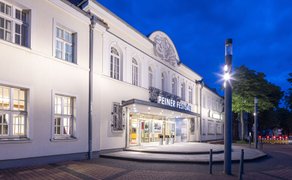 Das Bild zeigt den Eingang vom Stadttheater Peiner Festsäle.