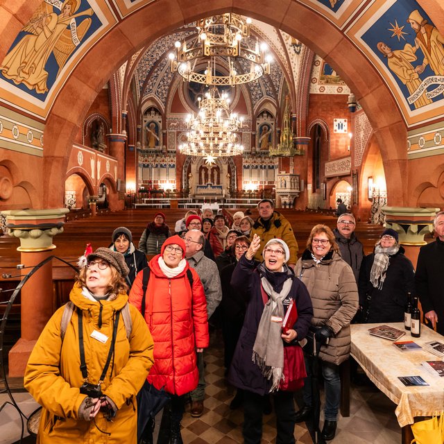 Das Bild zeigt eine Gruppe Menschen, bei der Besichtigung des Innenraums der St. Jakobi Kirche in Peine. 