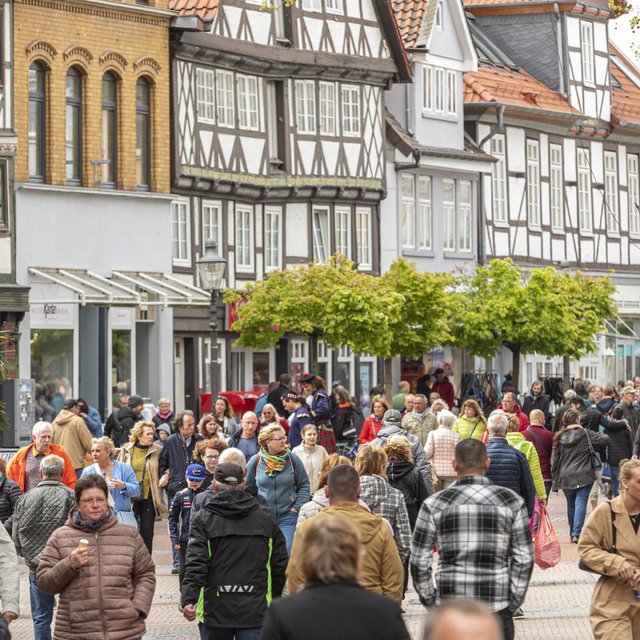 Das Bild zeigt Passanten beim Einkaufen in der Fußgängerzone in Peine.