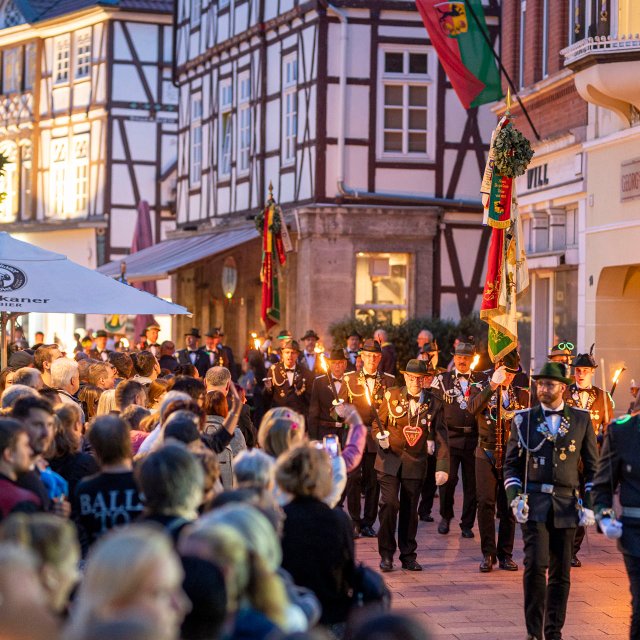 Das Bild zeigt die Marschierenden beim Faktelumzug zum  Peiner Freischießen. 