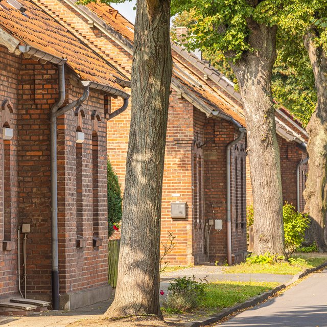 Das Bild zeigt eine typische Häuserzeile in der Peiner Südstadt im sogenannten Stahldorf.