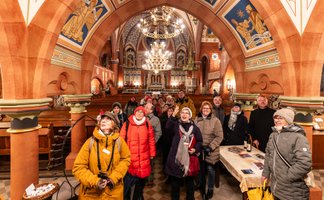 Das Bild zeigt eine Gruppe Menschen, bei der Besichtigung des Innenraums der St. Jakobi Kirche in Peine. 