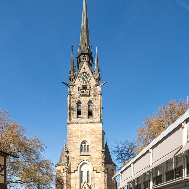 Das Bild zeigt den Turm der St. Jakobi Kirche in Peine. 