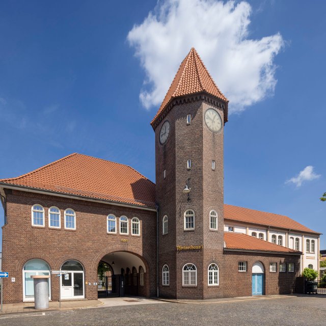 Das Bild zeigt ein Gebäude, das für die Stahlindustrie in Peine maßgeblich ist und sich in der Peiner Südstadt befindet. 