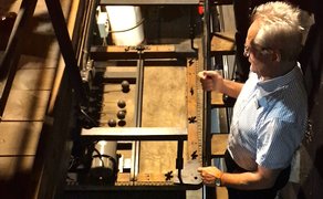 Das Bild zeigt Bühnenmeister Manfred Kubsda an der Donnermaschine im Stadttheater Peiner Festsäle.