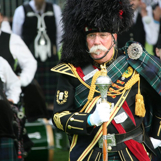 Das Bild zeigt eine Gruppe Schotten, die am Highland Gathering im Stadtpark Peine teilnehmen. 