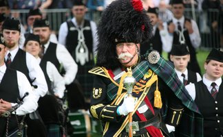 Das Bild zeigt eine Gruppe Schotten, die am Highland Gathering im Stadtpark Peine teilnehmen. 