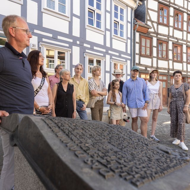 Das Bild zeigt eine Gruppe während einer Stadtführung am Damm in Peine. 